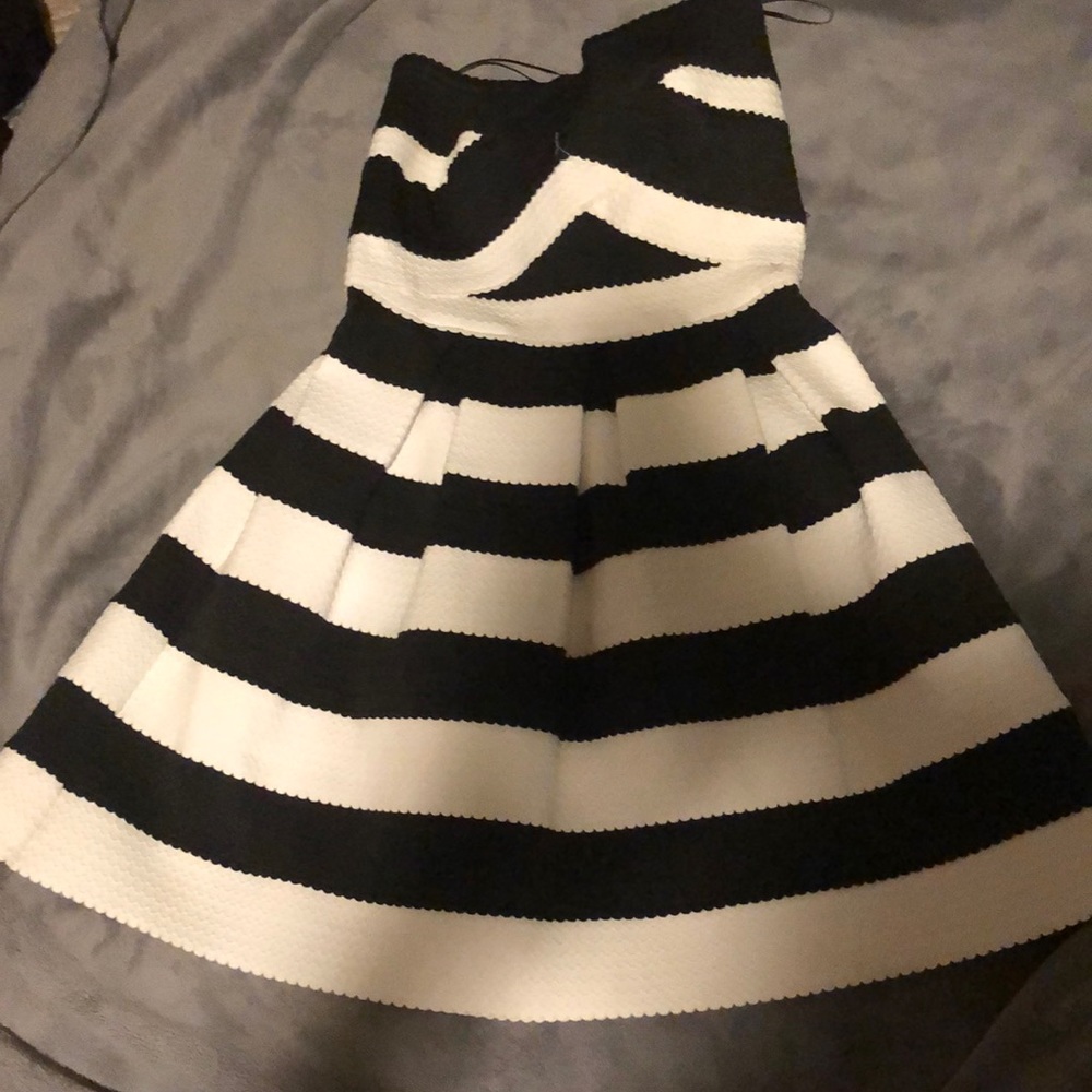 cute dress!